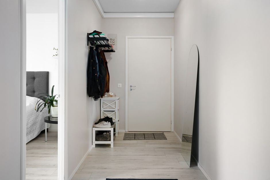 Entrada de apartamento pequeno organizada