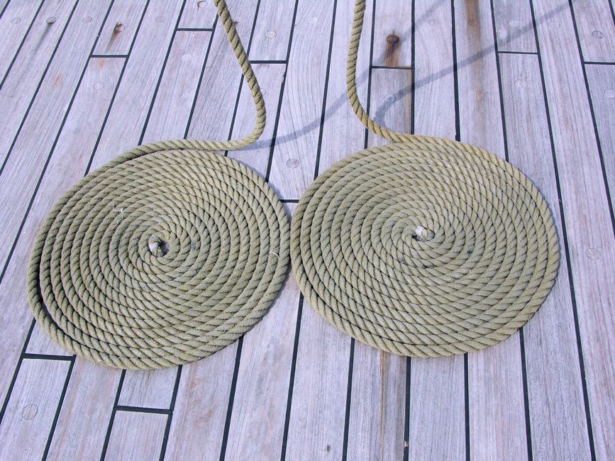 Rolo de corda de sisal natural usado em projetos DIY