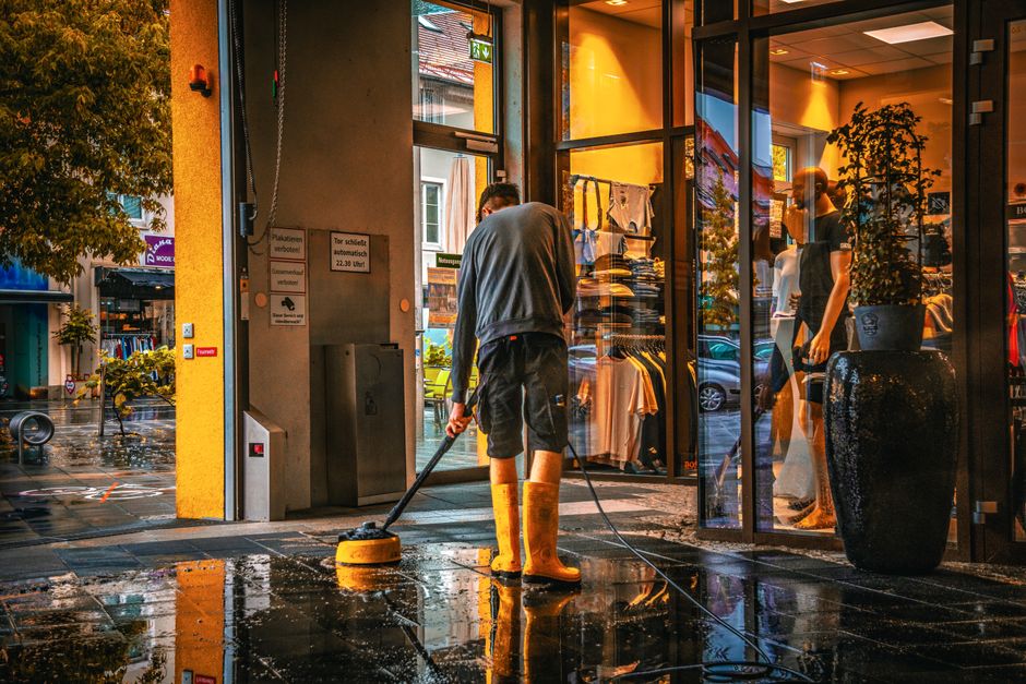 Sapatos molhados de chuva na entrada de uma casa