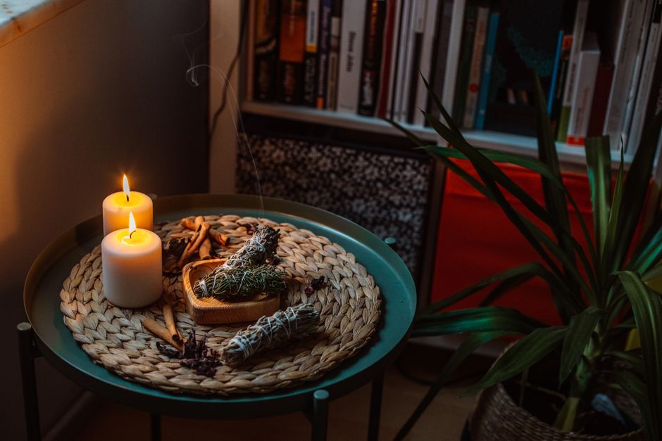 Velas aromáticas organizadas em prateleira decorativa