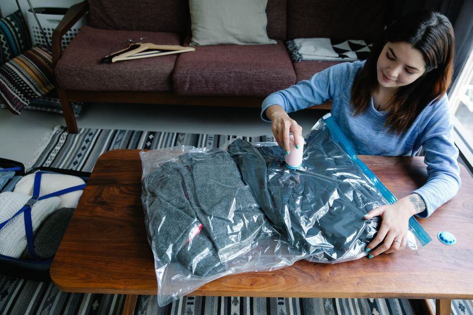 Saco a vácuo comprimindo roupas de cama para economia de espaço
