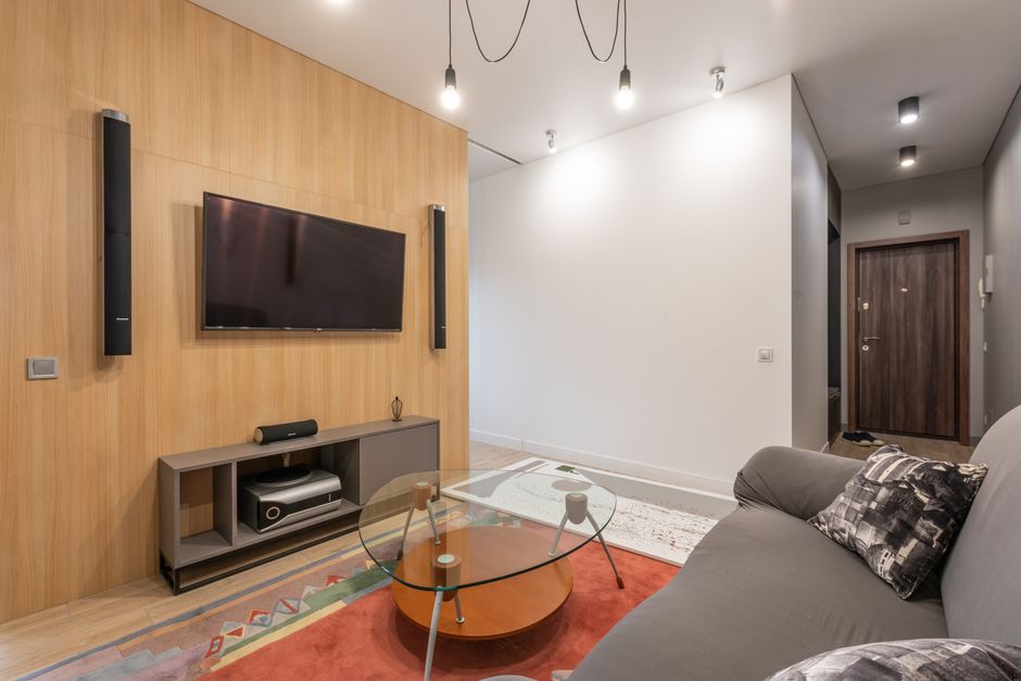 Rack de home theater organizado com cabos escondidos