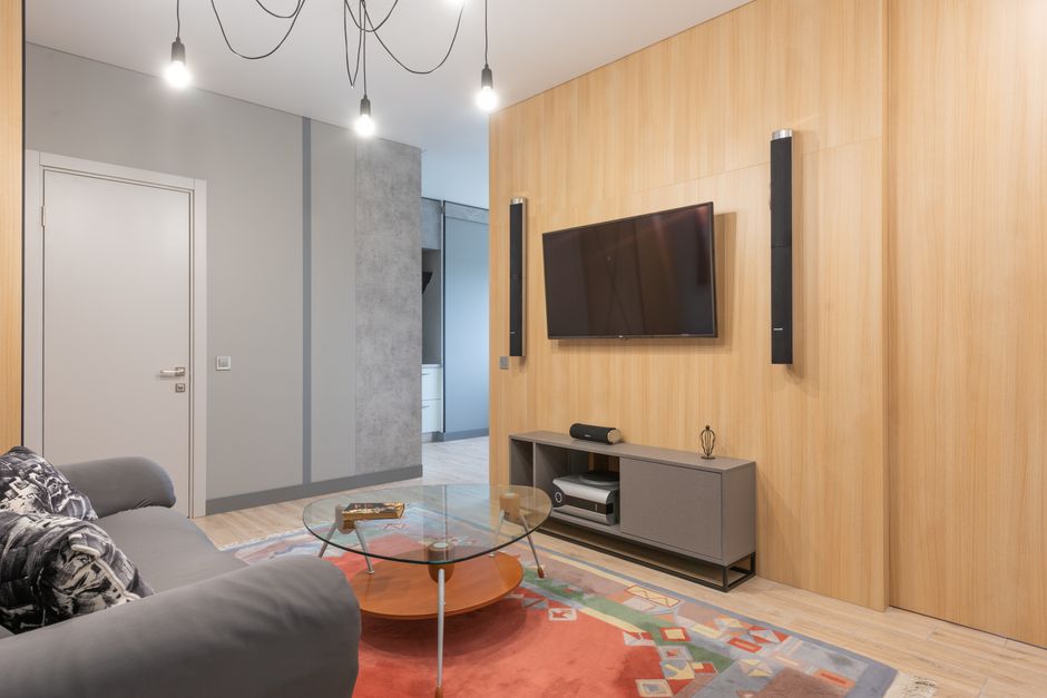 Detalhe de fios organizados atrás de móvel de sala