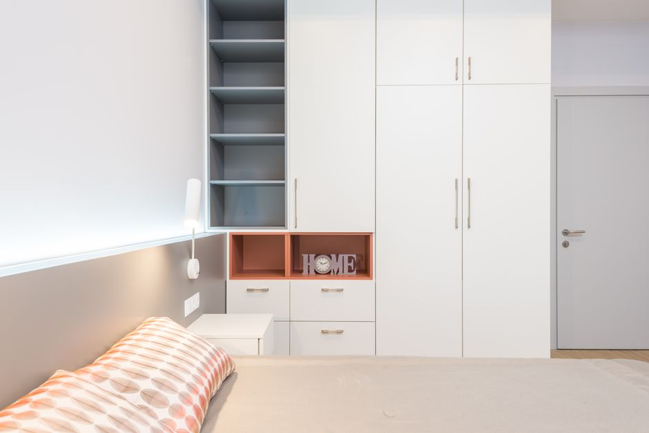 Armário de quarto com prateleiras organizadas para roupa de cama