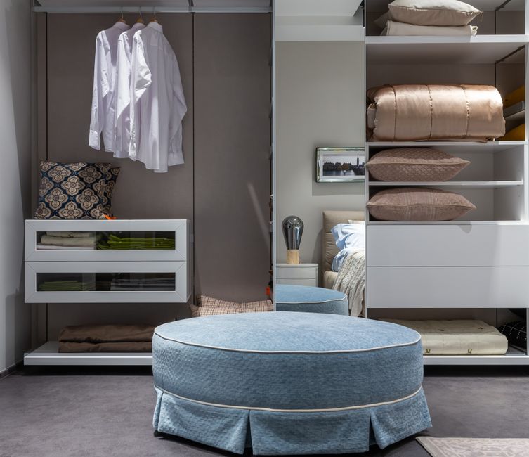 Prateleiras de armário divididas por categoria de roupa de cama