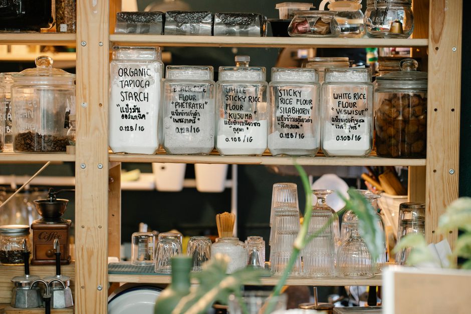 Potes de vidro com alimentos organizados na despensa