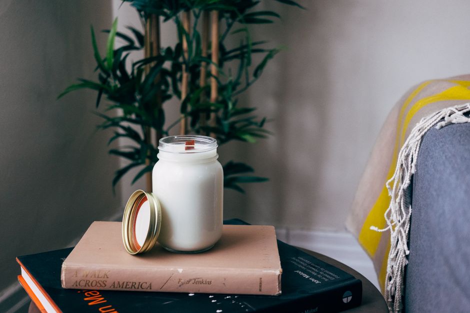 Potes de vidro reaproveitados como porta-velas na decoração