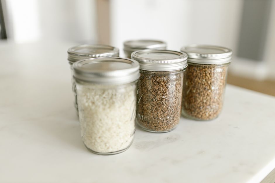 Potes de vidro com grãos organizados na cozinha