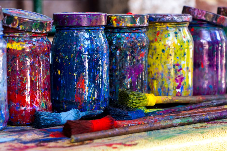Potes de vidro pintados coloridos em ateliê de artesanato