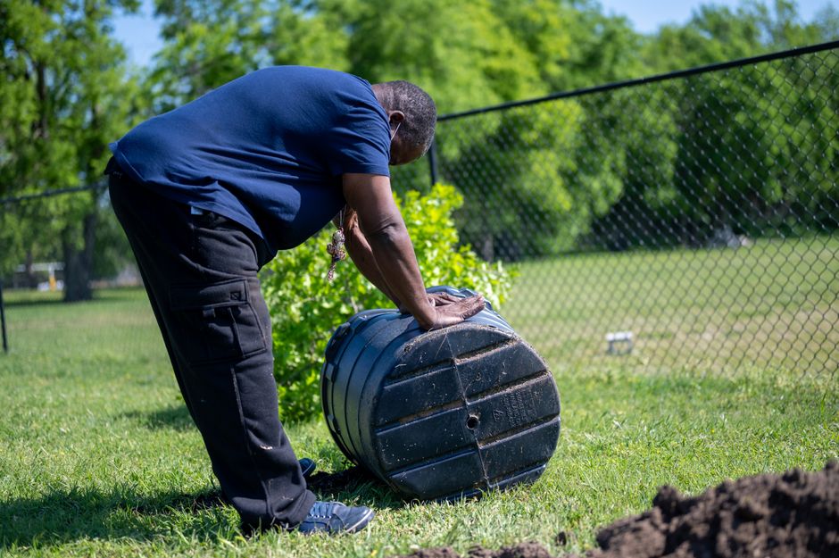 Composteira de compostagem no quintal com resíduos orgânicos