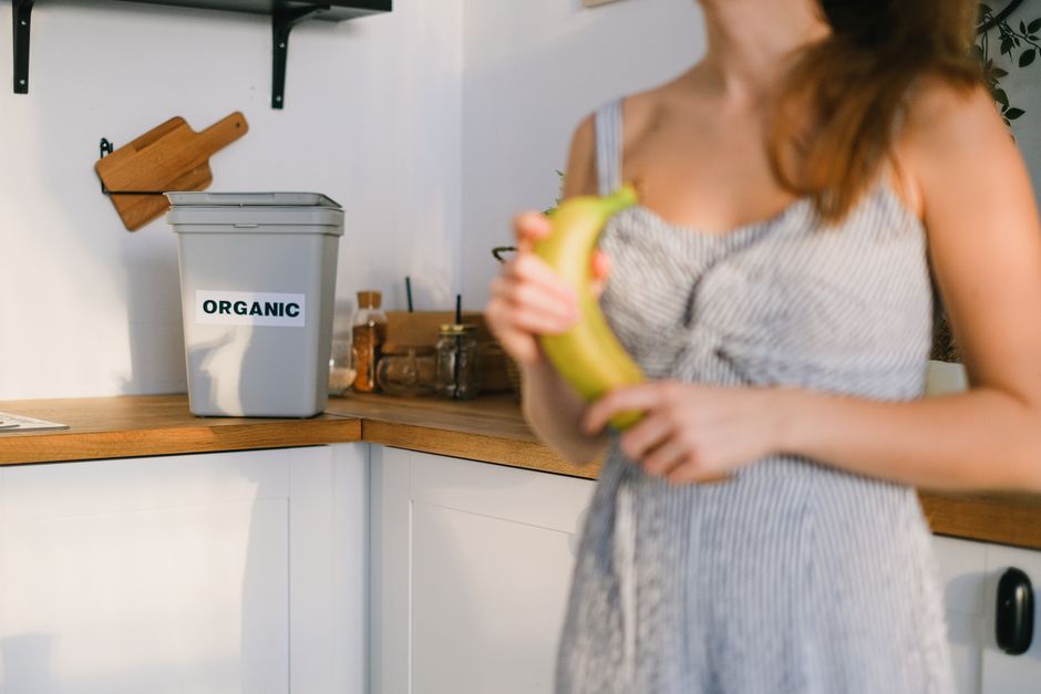 Balde de compostagem na cozinha com restos de alimentos