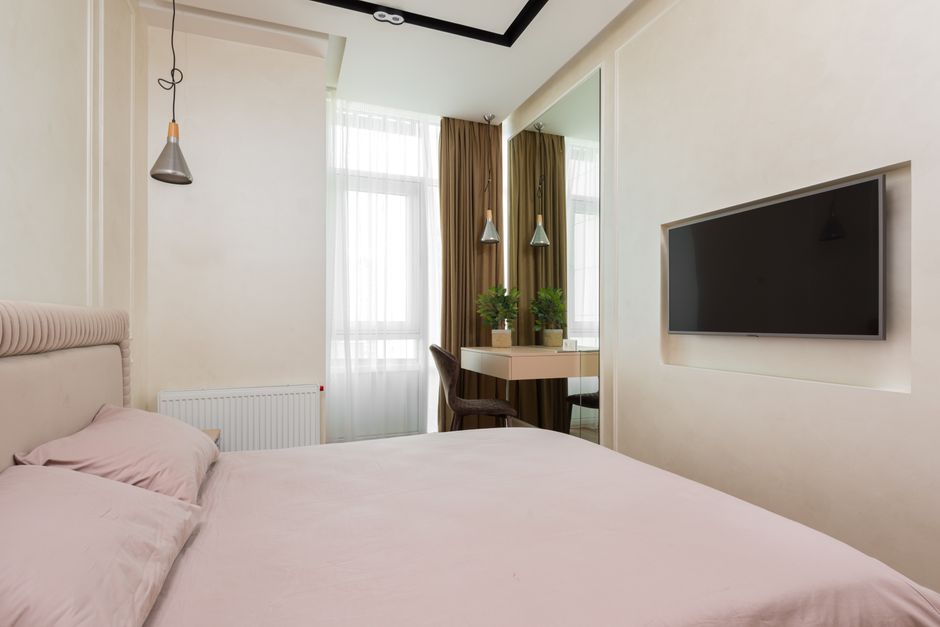 Quarto pequeno e aconchegante com cortina na janela