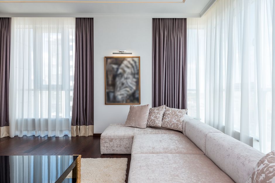 Sala iluminada com cortinas combinando com a decoração