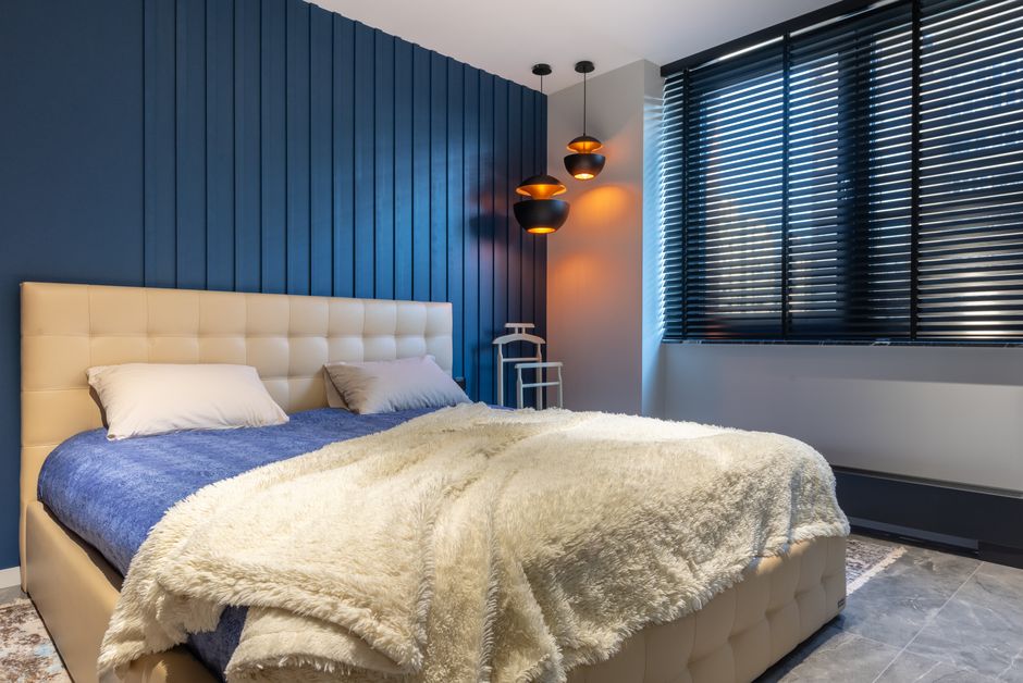 Quarto aconchegante com cortina blackout