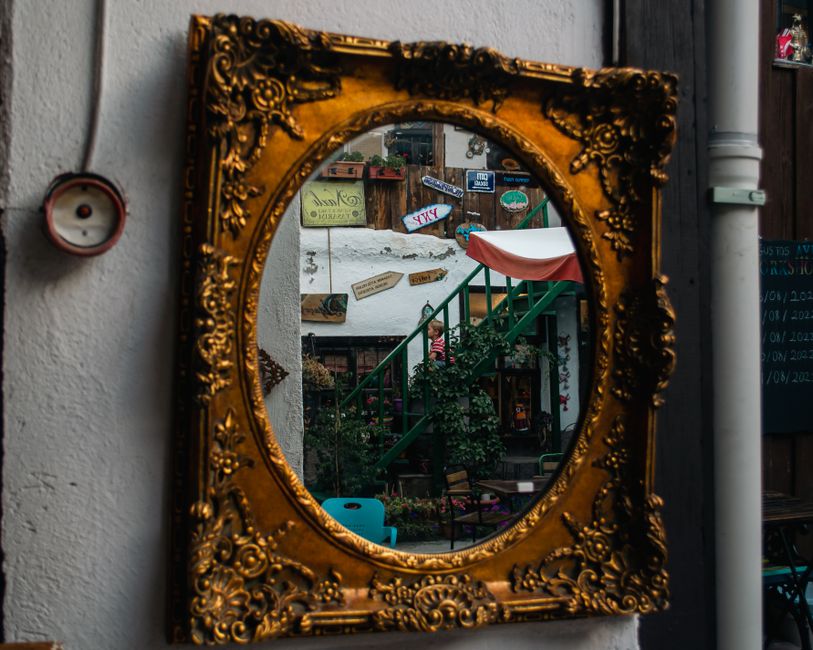 Espelho antigo com moldura decorativa na parede