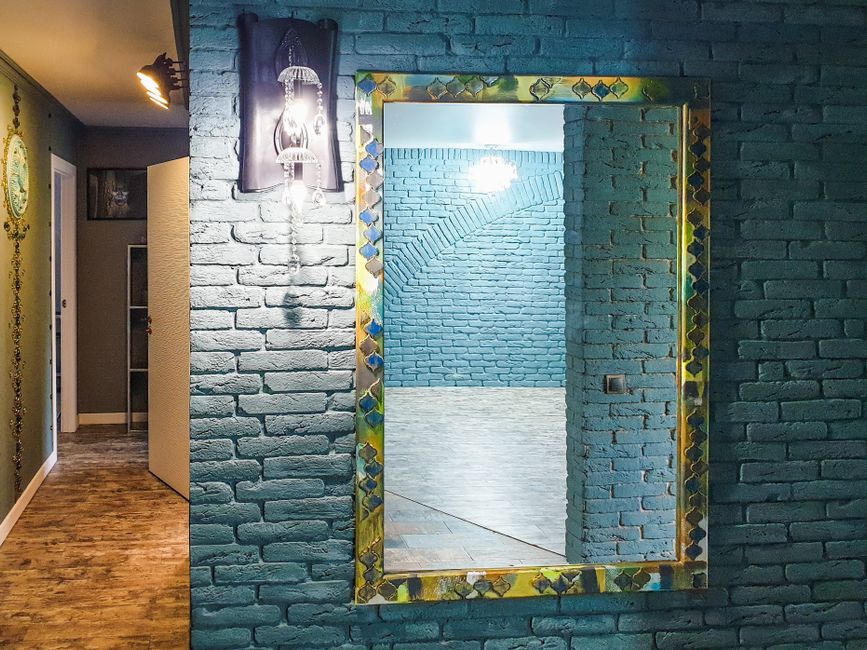 Espelho decorativo pendurado em corredor de entrada de casa