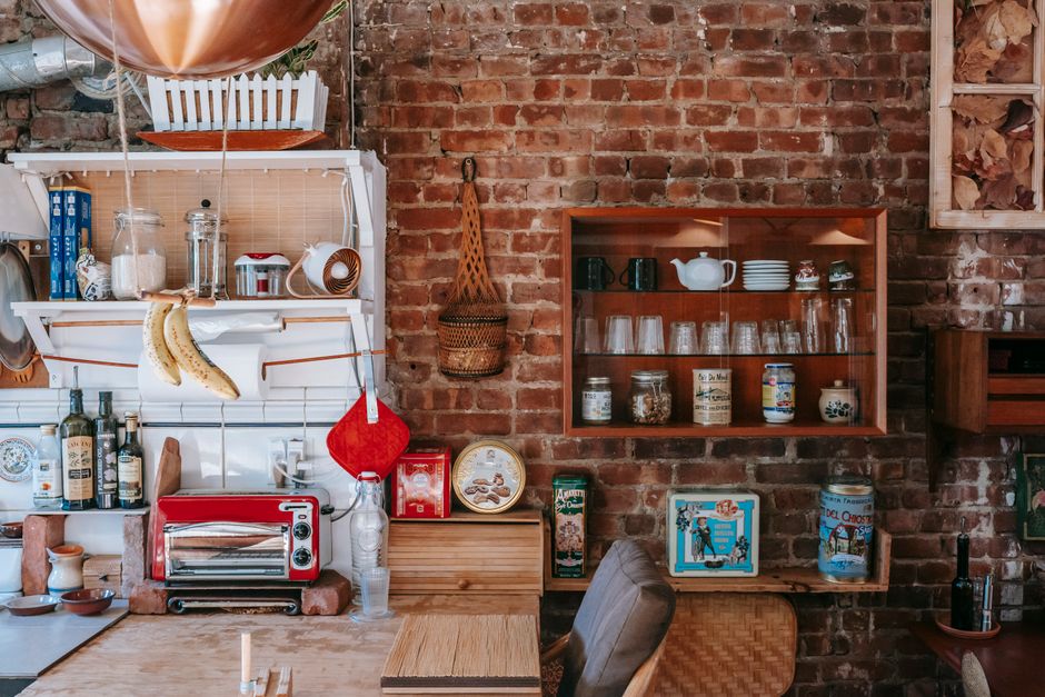 Interior vintage com estantes e parede de tijolo aparente