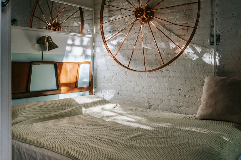 Quarto aconchegante com parede de tijolo aparente e luminárias