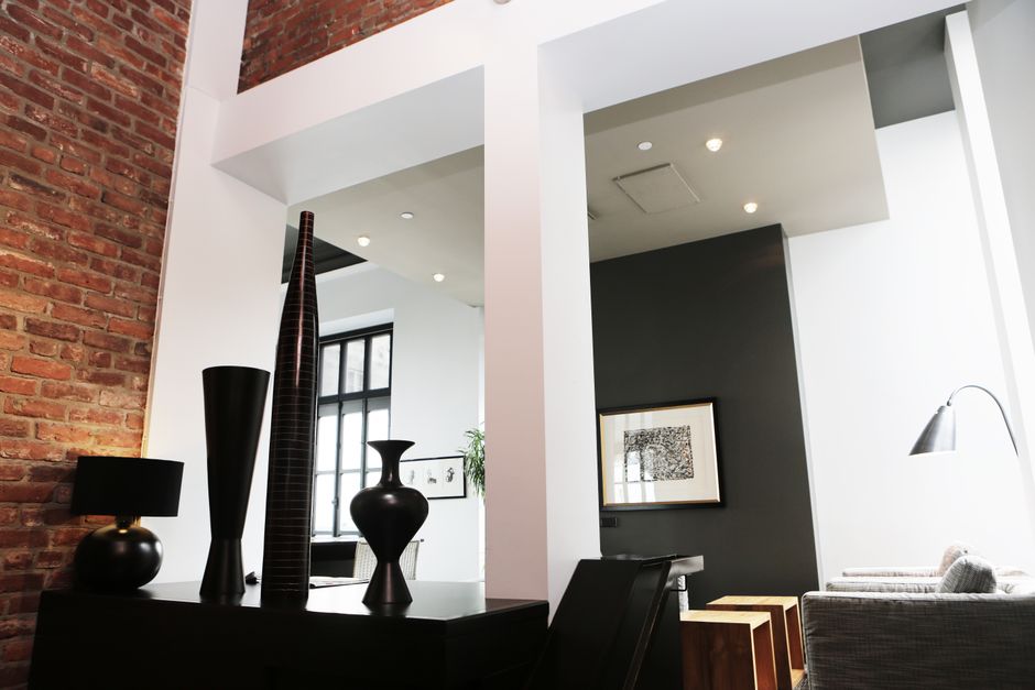 Loft moderno com decoração em estilo industrial e tijolo aparente