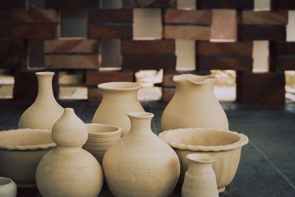 Vasos de cerâmica artesanal com acabamento imperfeito em ambiente neutro