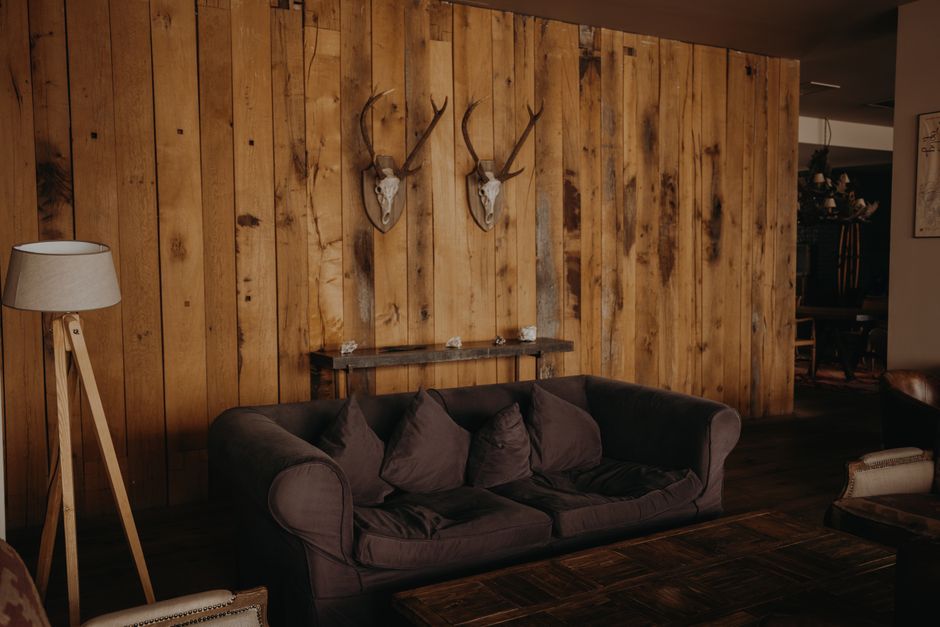 Móveis de madeira natural com textura em sala de estar minimalista
