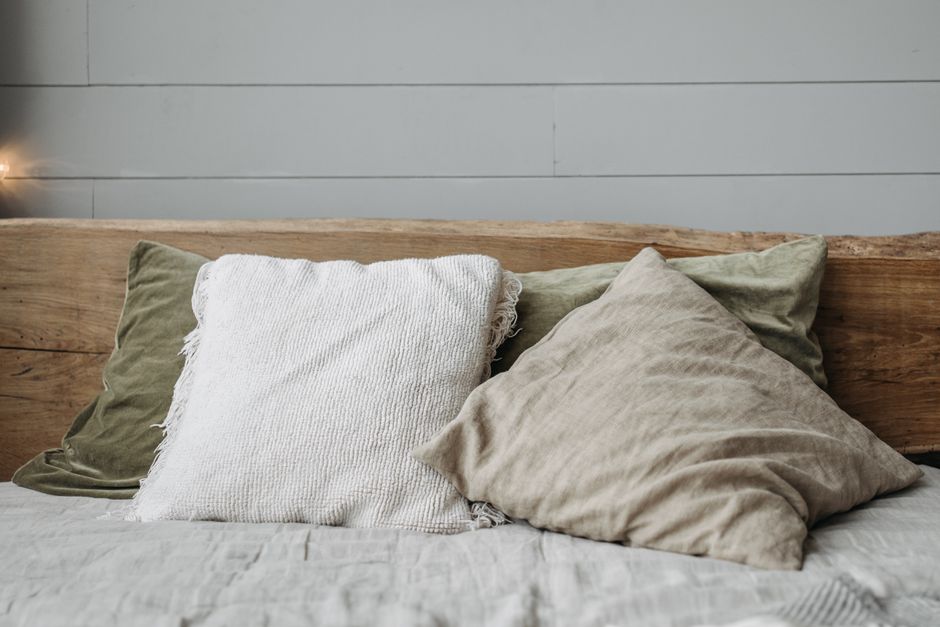 Roupa de cama de linho neutro em quarto com luz natural