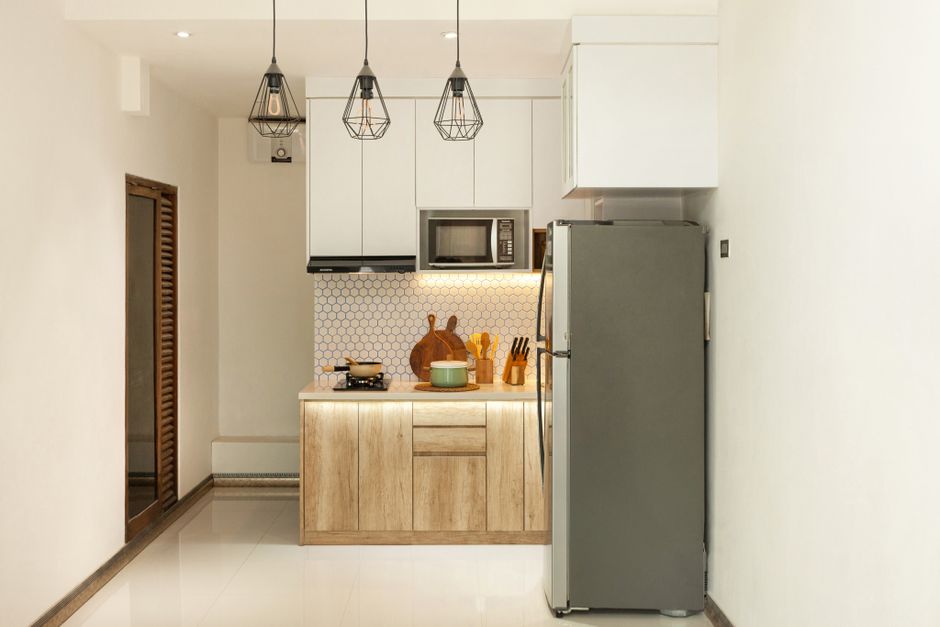 Cozinha pequena de apartamento com bancada compacta
