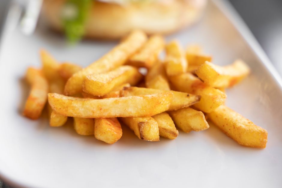 Porção de batata frita crocante pronta