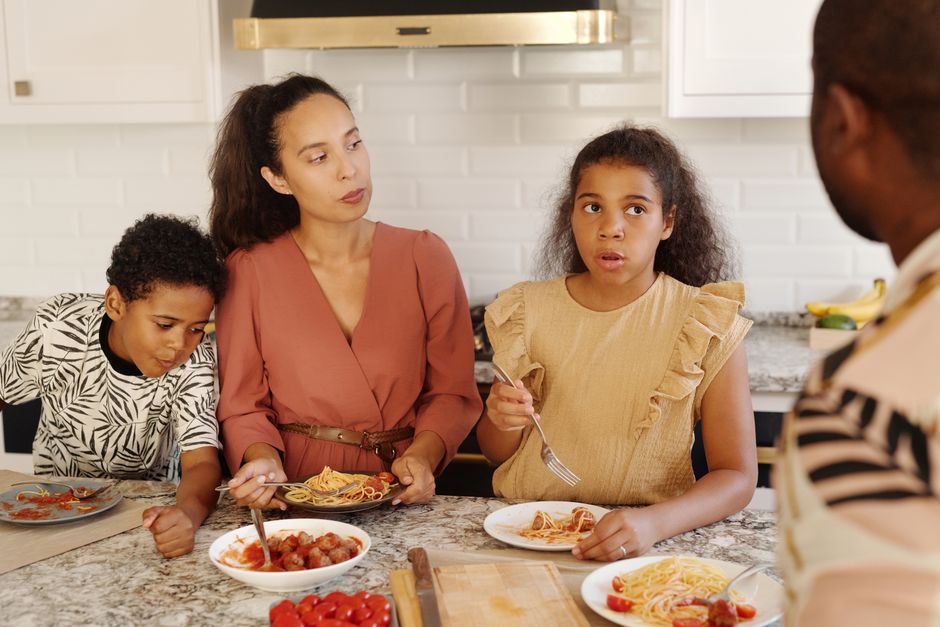 Família preparando refeição na cozinha de casa