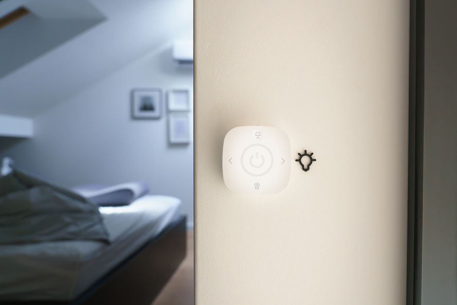 Quarto com iluminação inteligente controlada por aplicativo