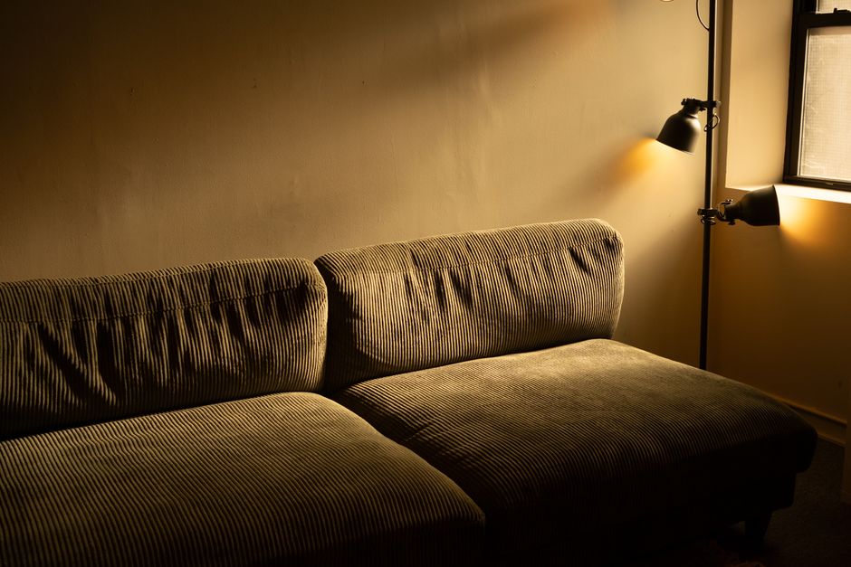 Sala de estar aconchegante com iluminação quente ajustável