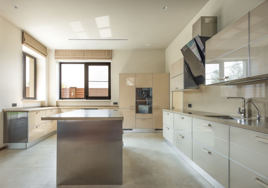 Cozinha em inox com acabamento moderno