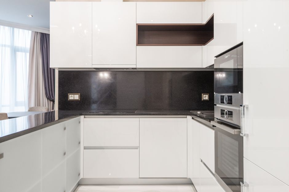 Cozinha limpa e organizada em estilo minimalista