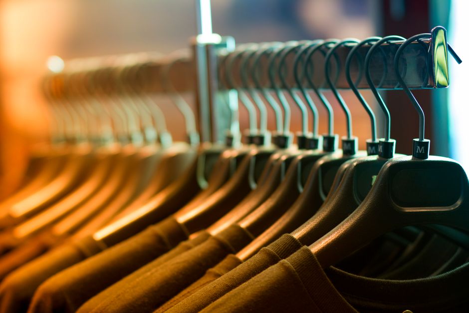 Guarda-roupa organizado com roupas dobradas mostrando espaço otimizado
