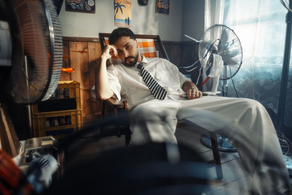 Sala de apartamento pequeno com ventilador portátil ligado