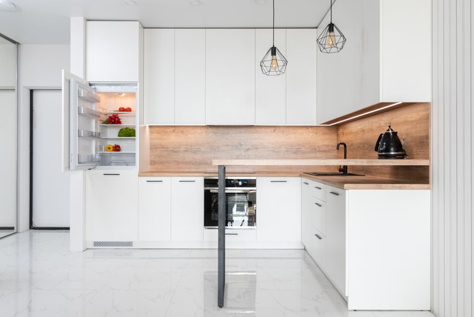Geladeira moderna e organizada na cozinha