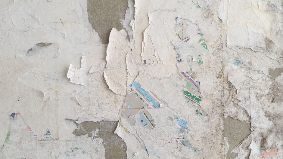 Aplicação de papel de parede autoadesivo em rolo sobre a superfície