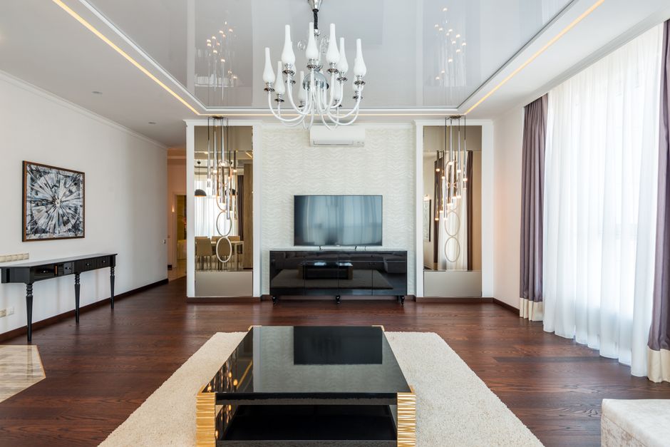 Sala de estar moderna com parede de papel de parede como destaque