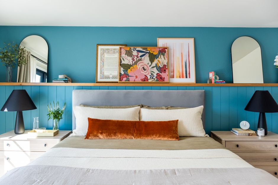 Quarto com iluminação natural, bom exemplo de parede para receber um painel de fotos