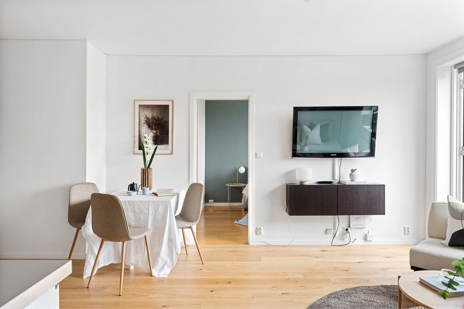 Sala de estar moderna com painel de quadros bem distribuído na parede