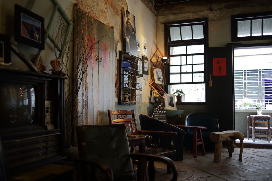 Poltrona de madeira e couro em estilo vintage dentro de uma sala