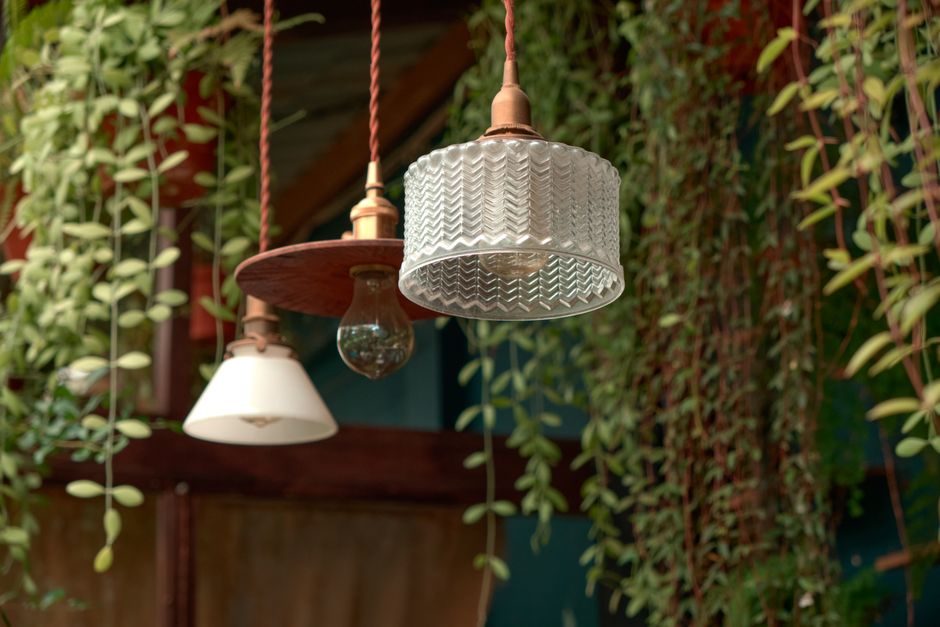 Luminária pendente estilo retrô em ambiente decorado