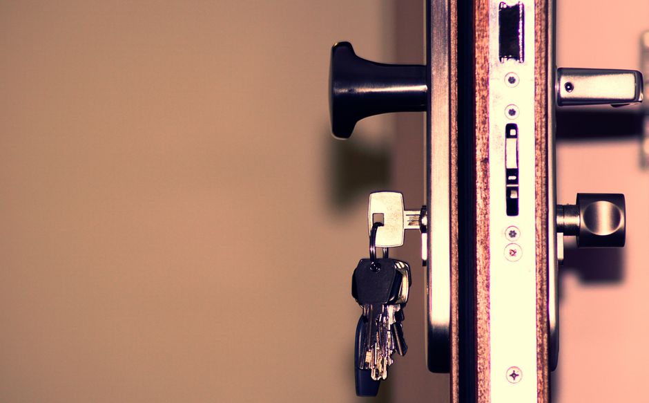 Porta-Chaves DIY ou Pronto: o Que Resolve a Bagunça da Entrada