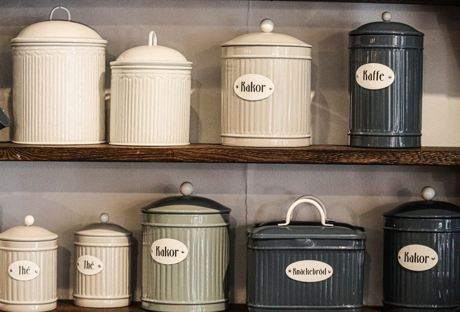 Potes de cozinha etiquetados para organização de alimentos