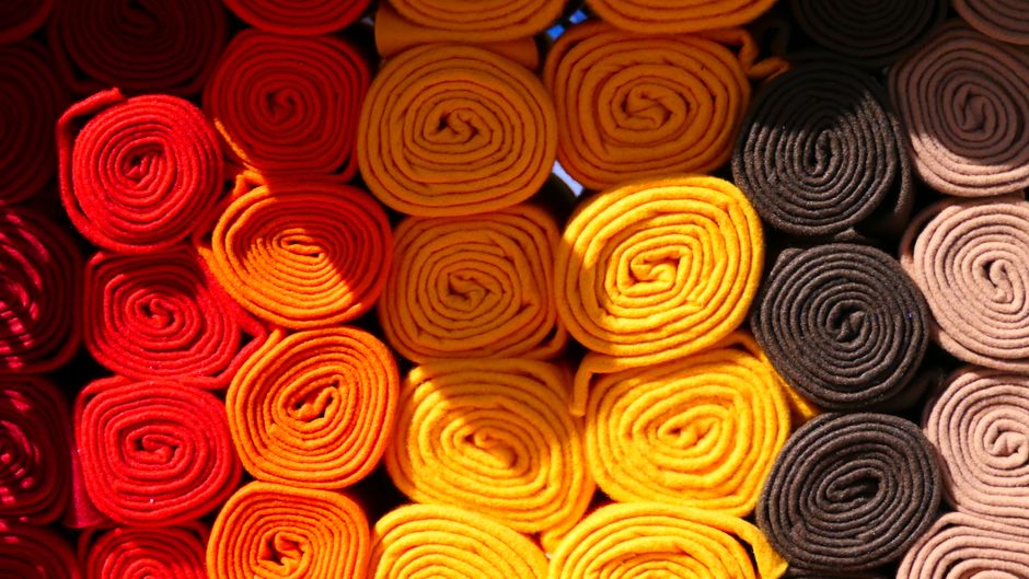 Rolos de tecido para escolher o revestimento do puff DIY