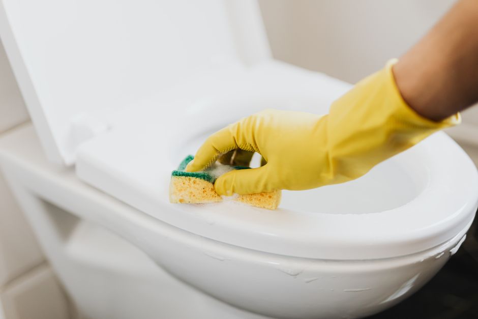 Banheiro limpo e organizado com produtos de limpeza