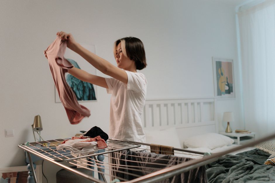 Quarto organizado com roupas de cama dobradas