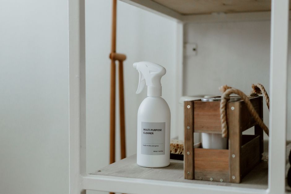 Kit organizado de produtos de limpeza domésticos