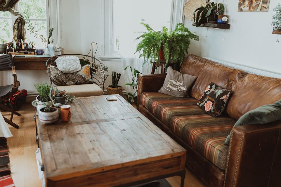 Sala de estar estilo boho decorada com plantas suspensas