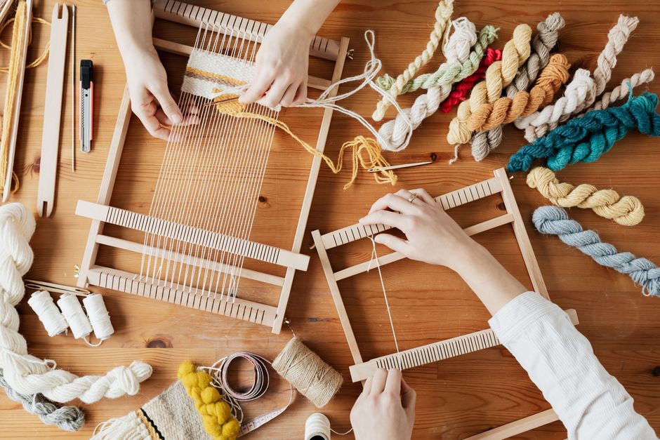 Corda de algodão organizada em uma mesa de trabalho para artesanato DIY